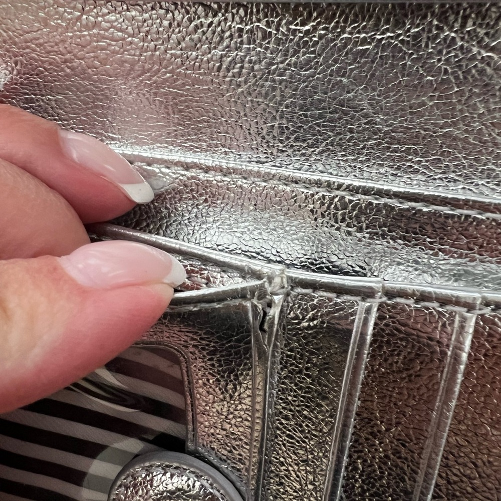 Kate Spade Silver Wallet with minor wear Laurel Way Stacy wallet - Picture 3 of 9